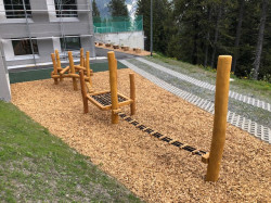 SIK Holz Spielanlage, Spielgerät, Balancierelement auf Kinder Spielplatz in Arosa